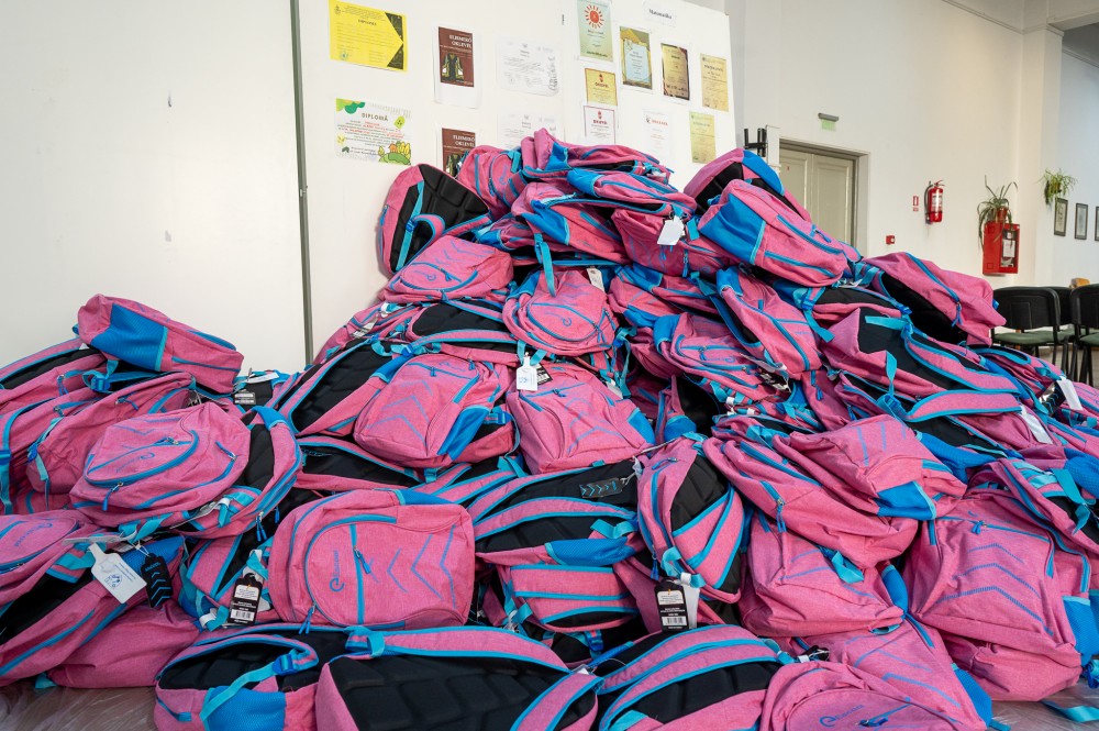 Tizenhárom éves az Iskolatáska Program. Tanfelszerelés és útmutató kisfüzet iskolakezdésre